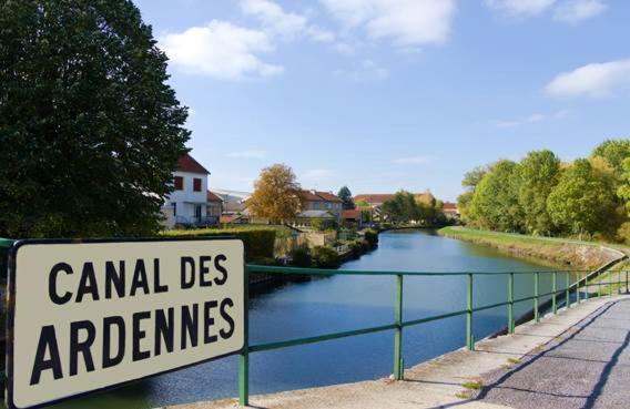 Camping Le Vallage Attigny ภายนอก รูปภาพ